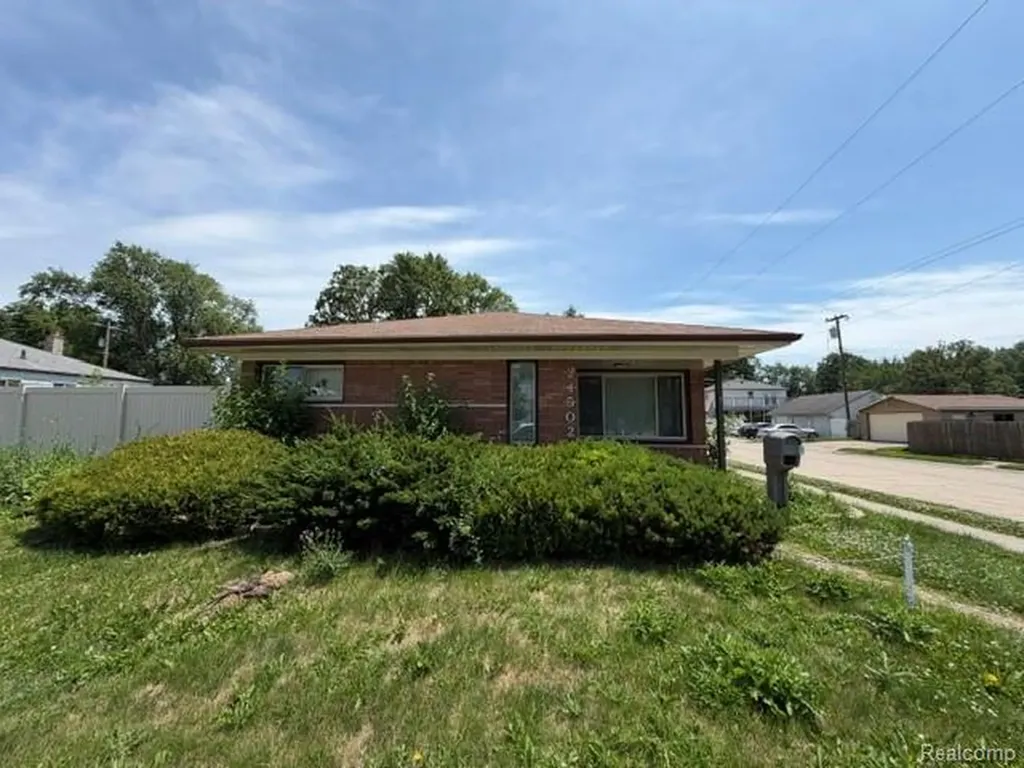 24502 Tuscany Avenue Eastpointe City MI 48021