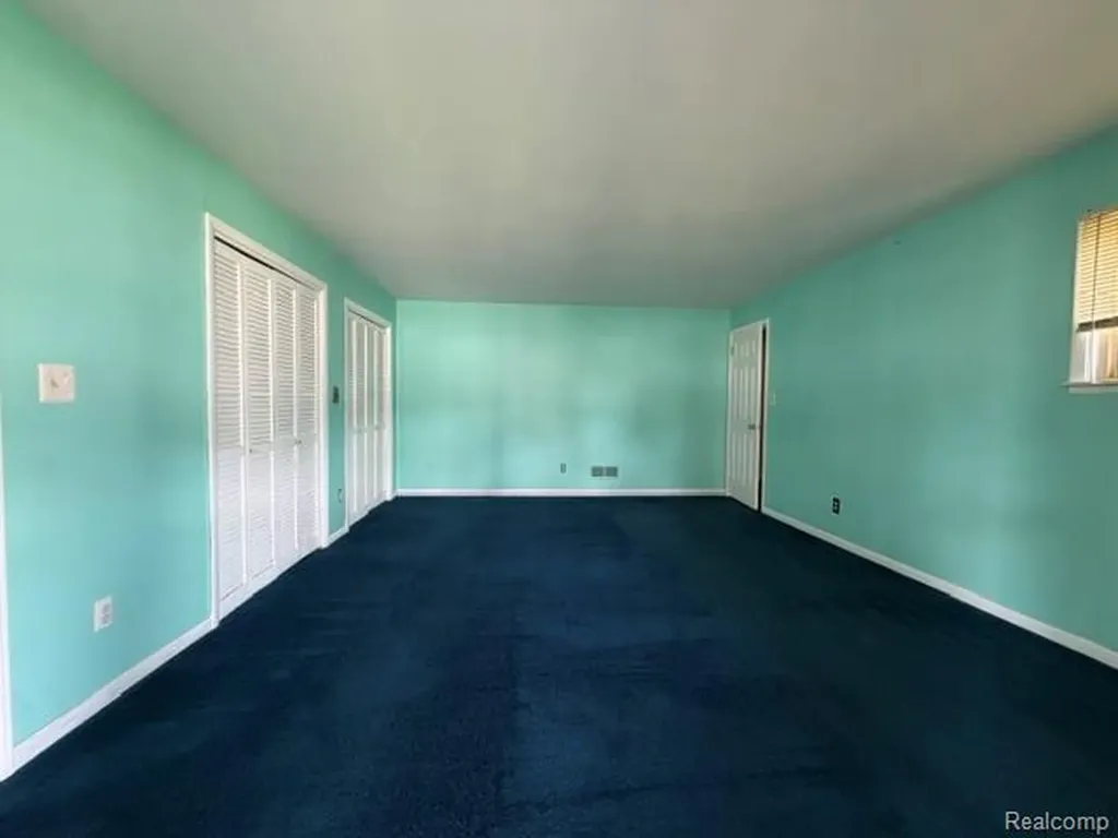 24502 Tuscany Avenue Eastpointe City MI 48021