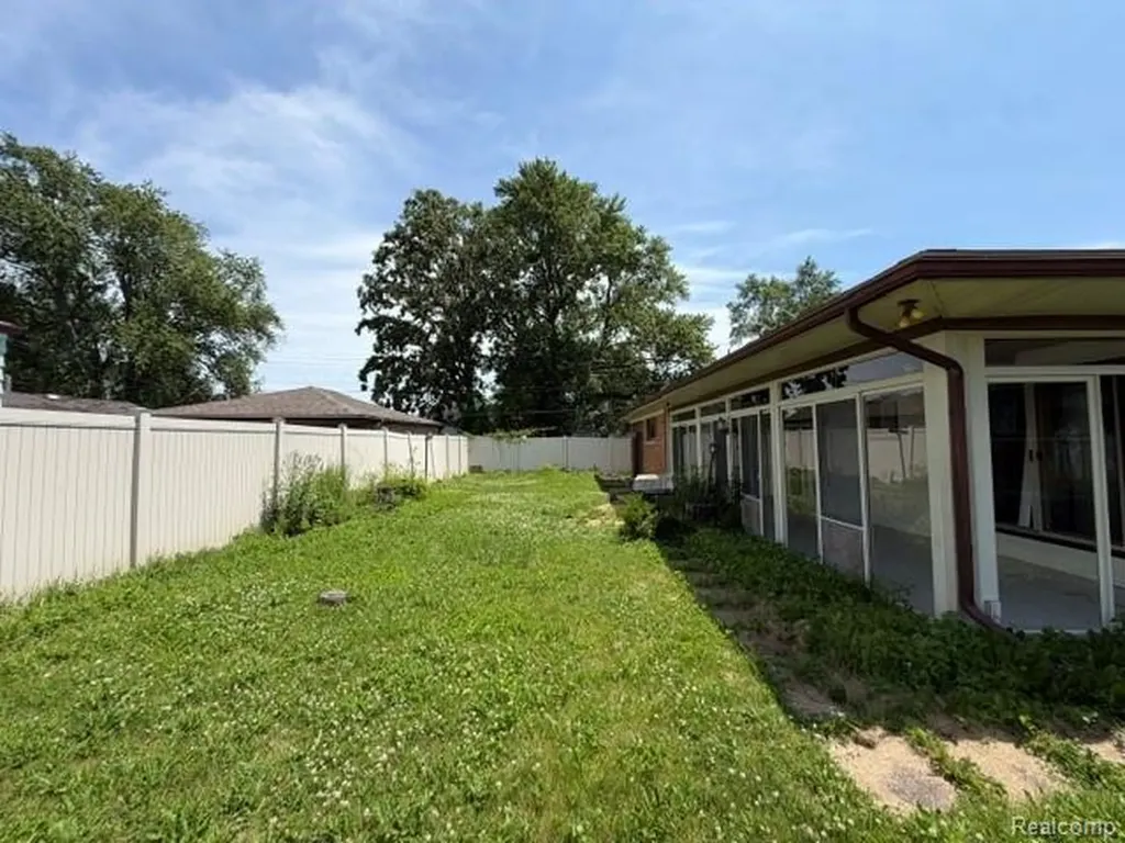 24502 Tuscany Avenue Eastpointe City MI 48021