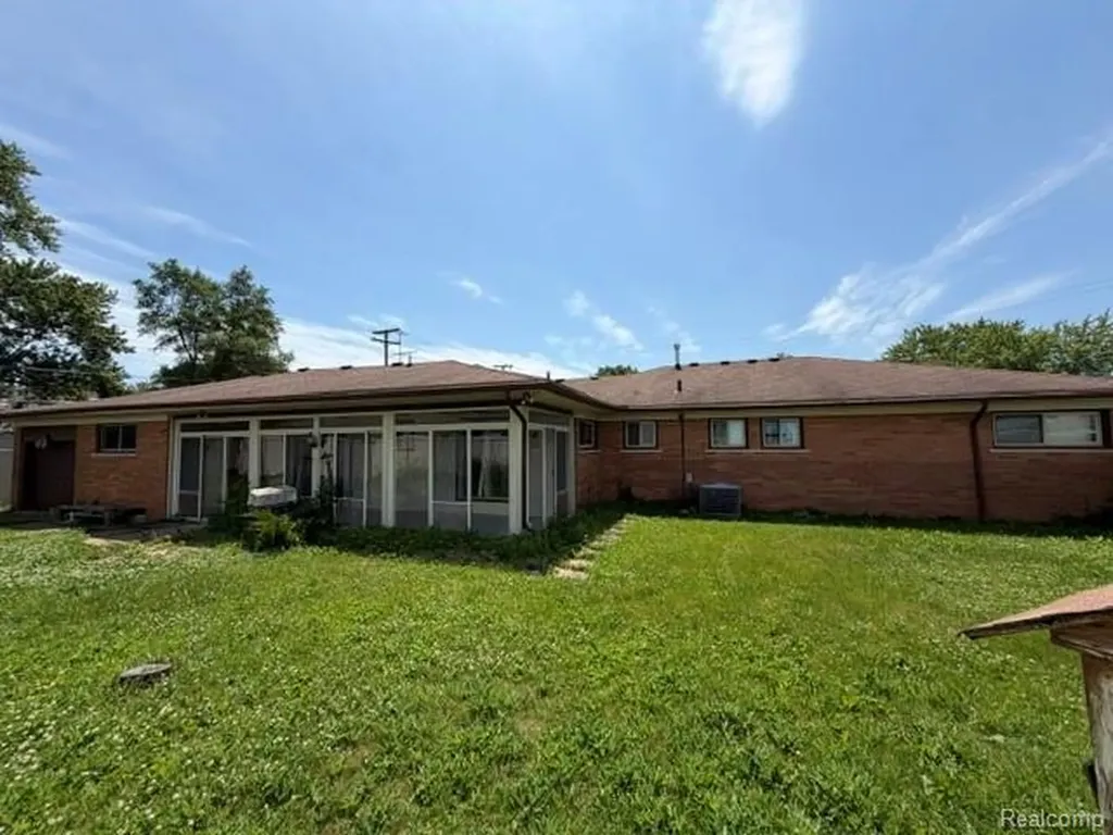 24502 Tuscany Avenue Eastpointe City MI 48021