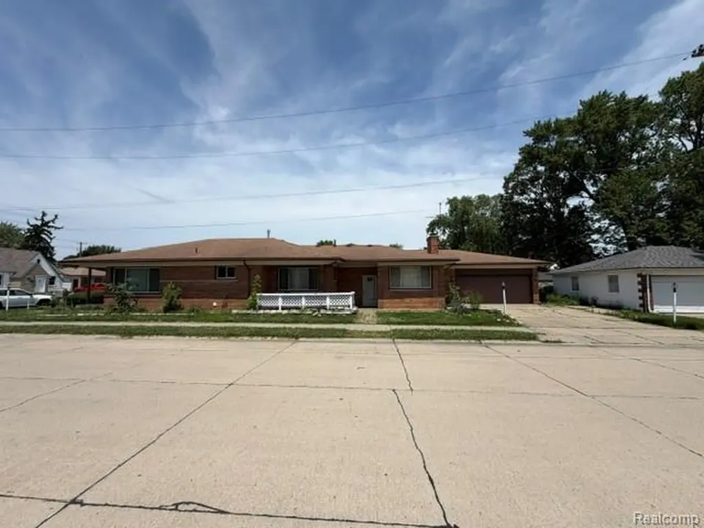 24502 Tuscany Avenue Eastpointe City MI 48021