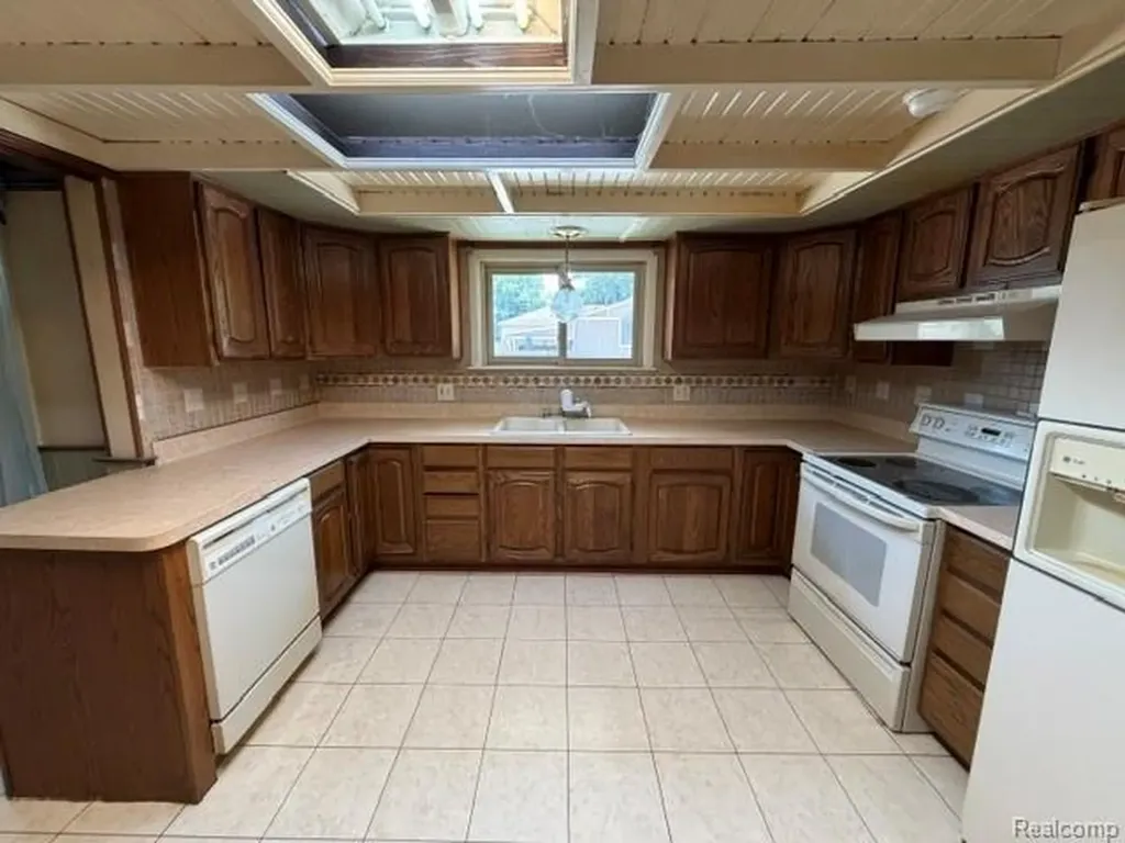 24502 Tuscany Avenue Eastpointe City MI 48021