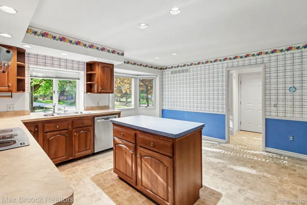 21850 Dover Court Beverly Hills Village MI 48025