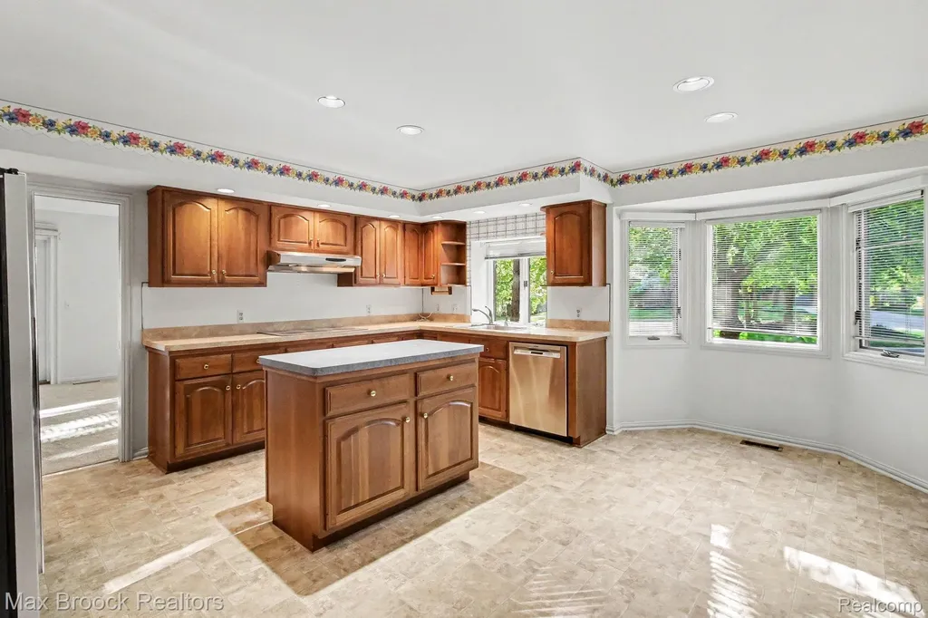 21850 Dover Court Beverly Hills Village MI 48025