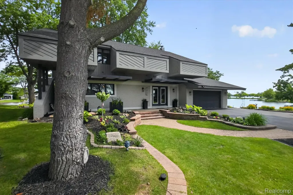 5050 Surfwood Drive Commerce Charter Township MI 48382