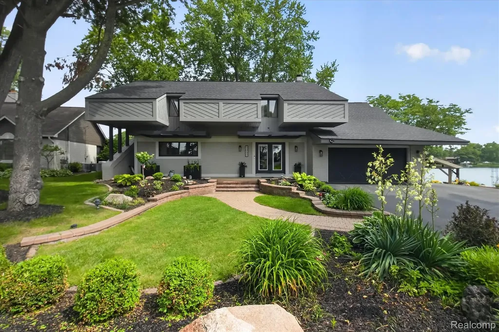 5050 Surfwood Drive Commerce Charter Township MI 48382