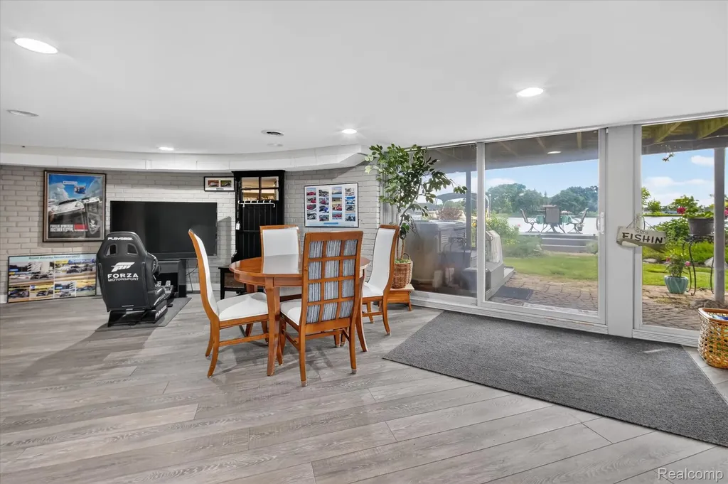 5050 Surfwood Drive Commerce Charter Township MI 48382