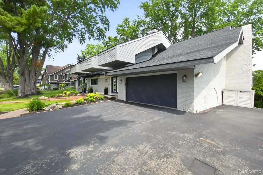 5050 Surfwood Drive Commerce Charter Township MI 48382