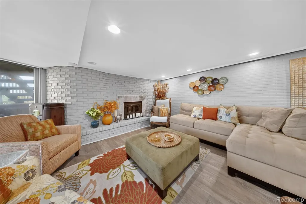 5050 Surfwood Drive Commerce Charter Township MI 48382