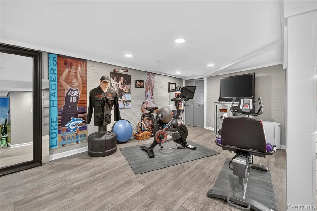 5050 Surfwood Drive Commerce Charter Township MI 48382