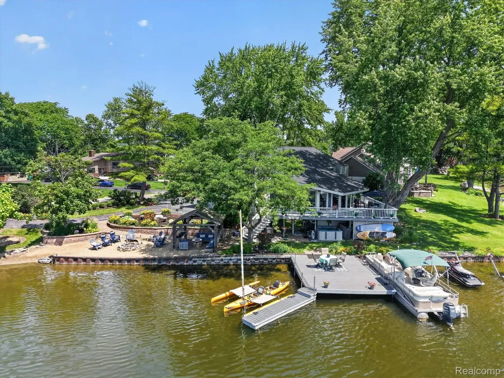 5050 Surfwood Drive Commerce Charter Township MI 48382