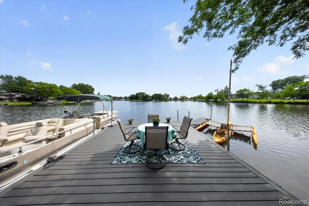 5050 Surfwood Drive Commerce Charter Township MI 48382