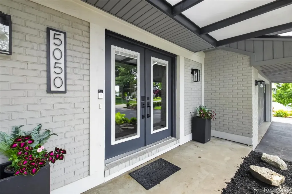 5050 Surfwood Drive Commerce Charter Township MI 48382