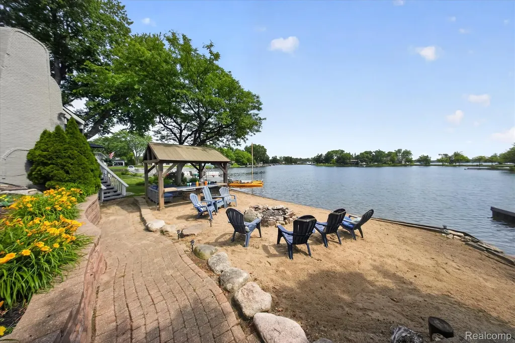 5050 Surfwood Drive Commerce Charter Township MI 48382