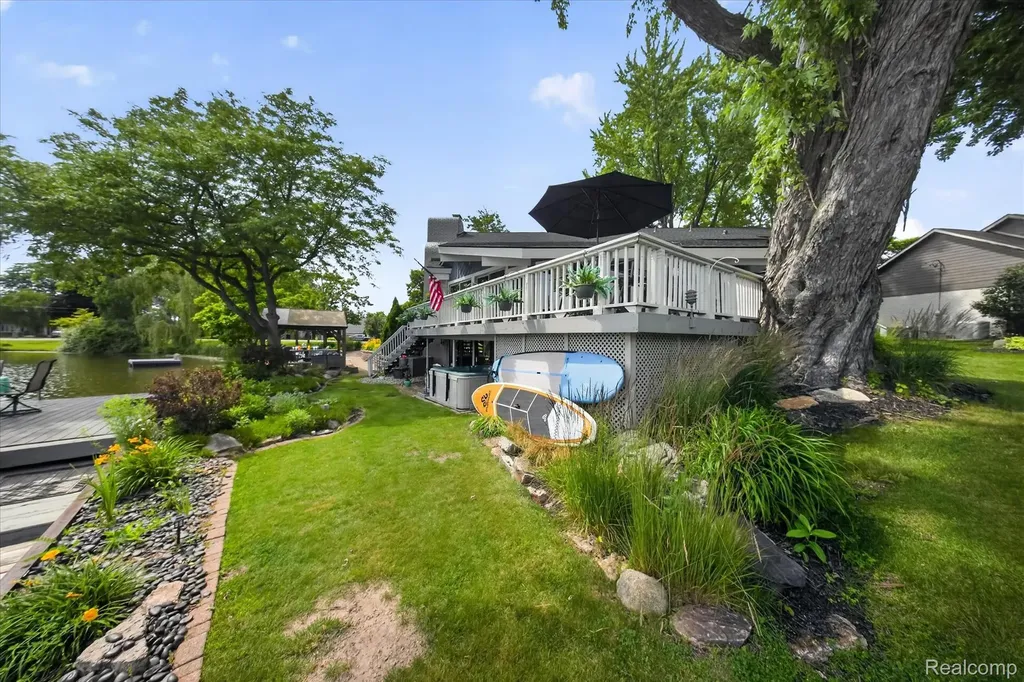 5050 Surfwood Drive Commerce Charter Township MI 48382