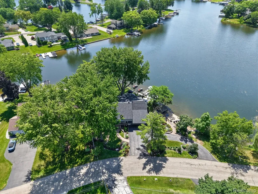 5050 Surfwood Drive Commerce Charter Township MI 48382