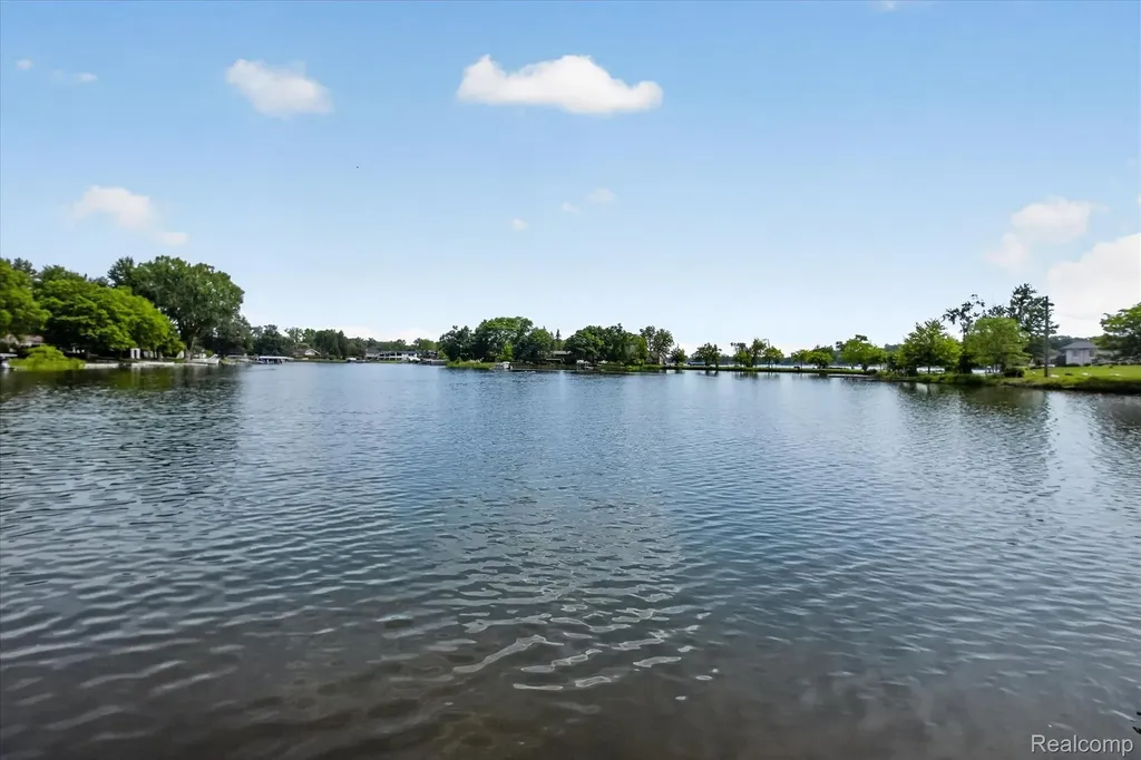5050 Surfwood Drive Commerce Charter Township MI 48382