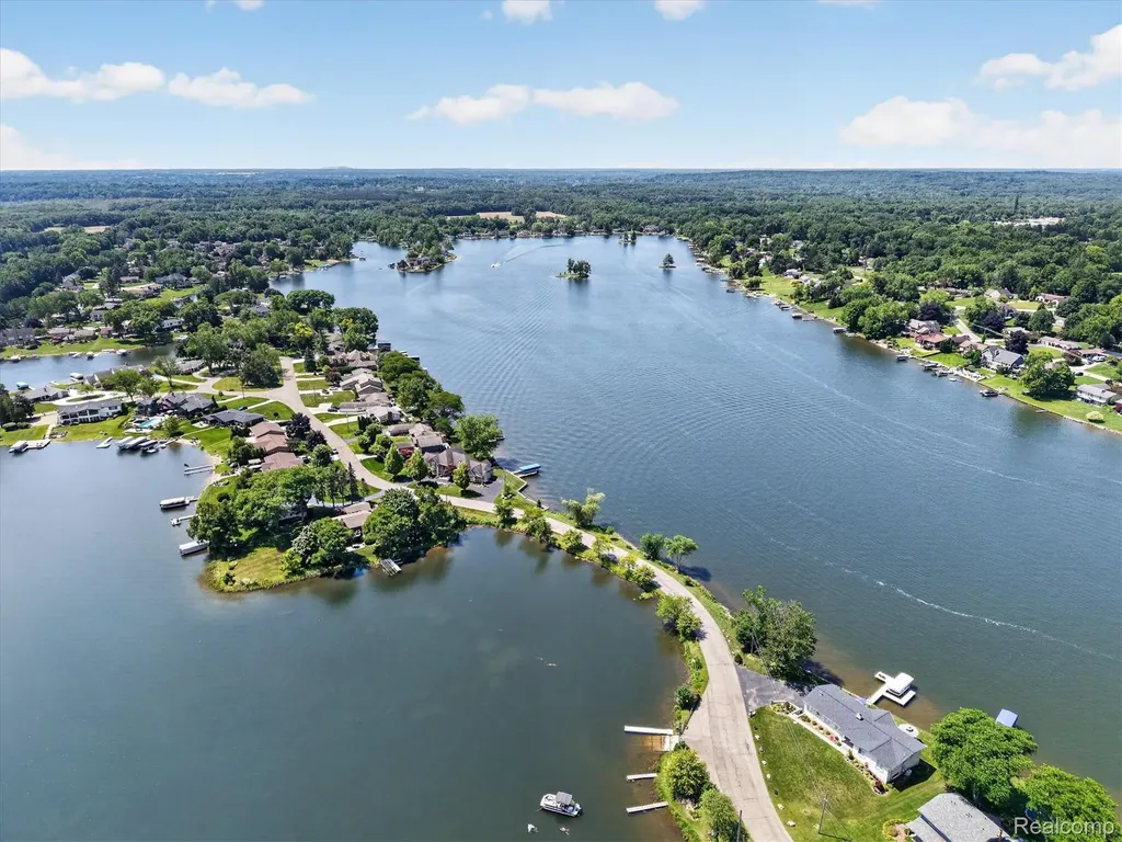 5050 Surfwood Drive Commerce Charter Township MI 48382