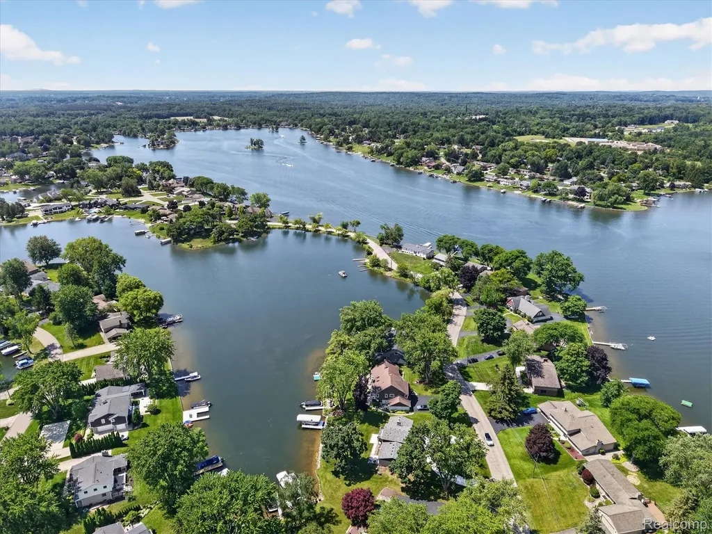 5050 Surfwood Drive Commerce Charter Township MI 48382