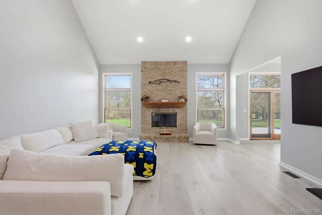 8488 Annette Avenue Grosse Ile Township MI 48138