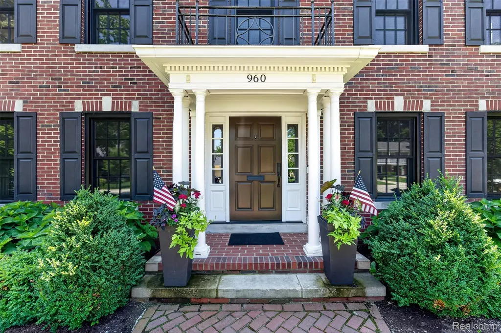 960 Mohegan Street Birmingham City MI 48009