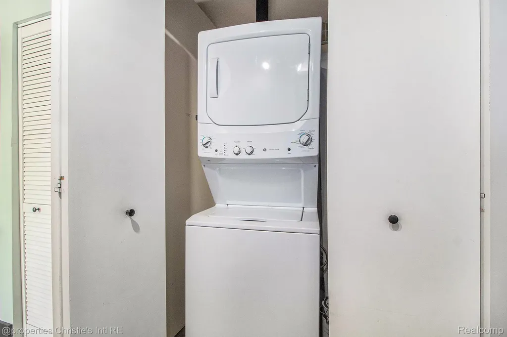6533 E Jefferson Detroit City MI 48207