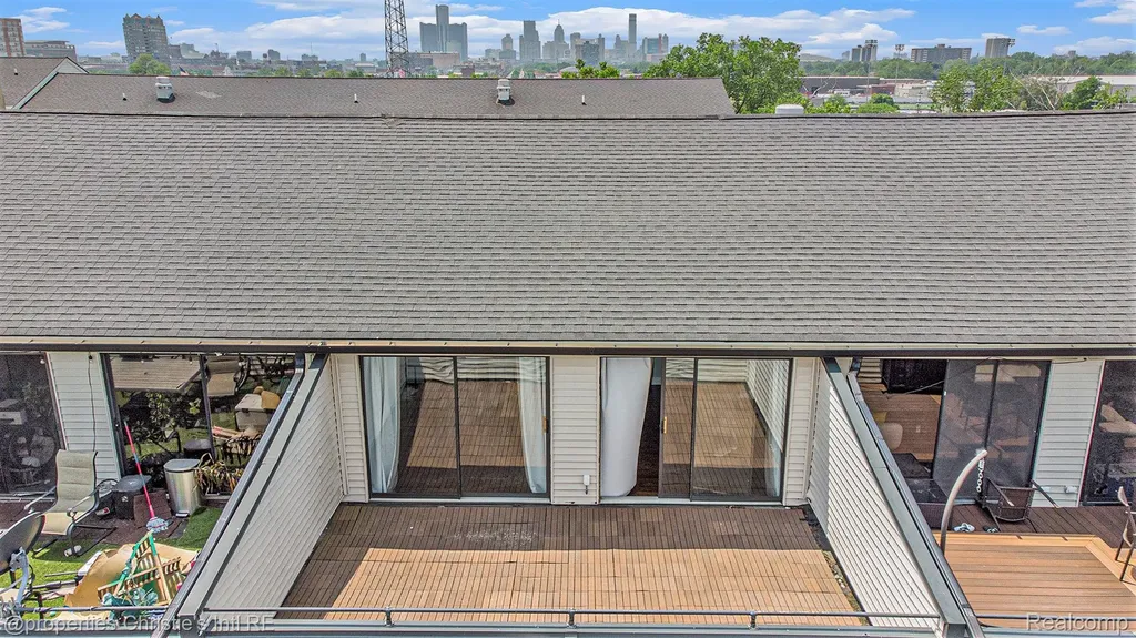 6533 E Jefferson Detroit City MI 48207