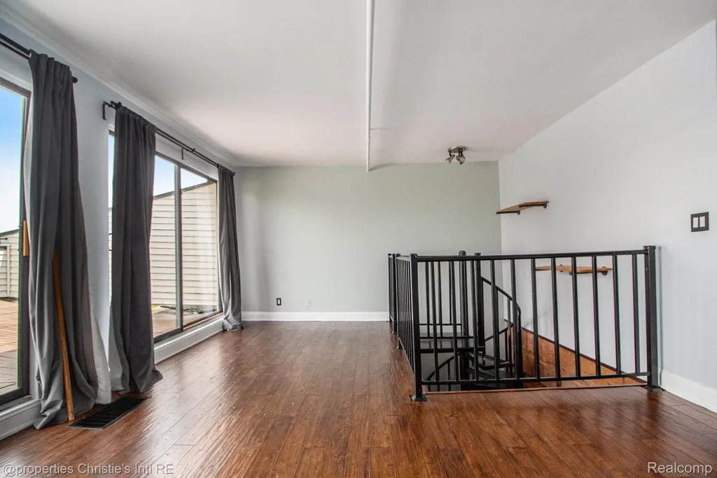 6533 E Jefferson Detroit City MI 48207