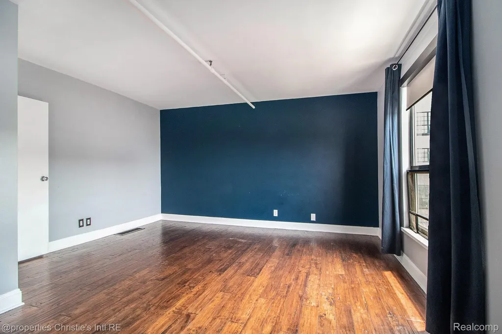 6533 E Jefferson Detroit City MI 48207