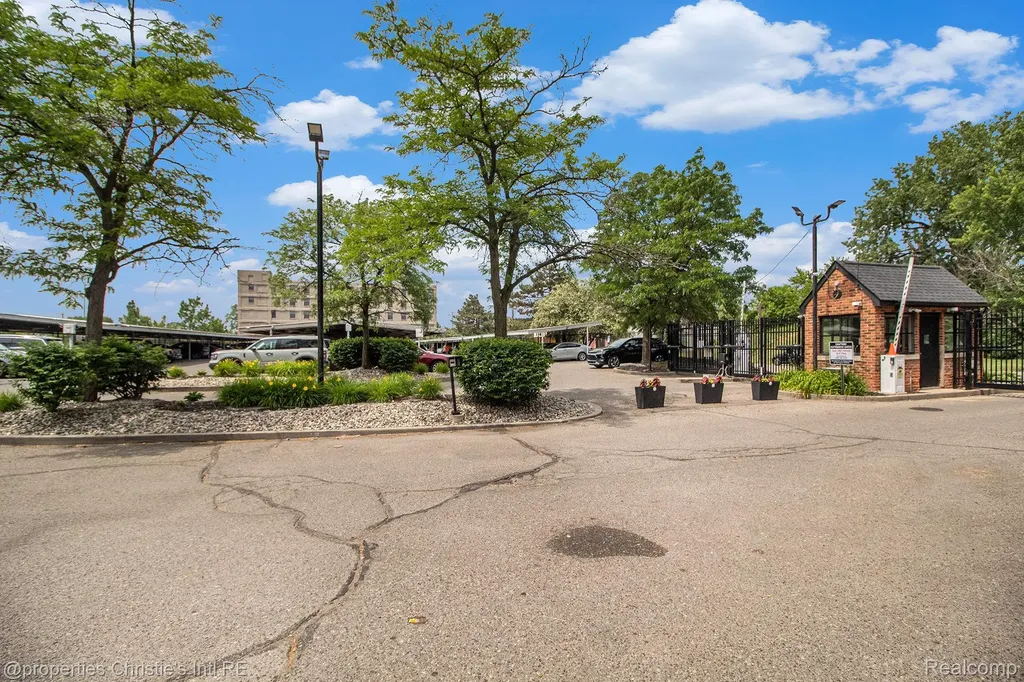 6533 E Jefferson Detroit City MI 48207