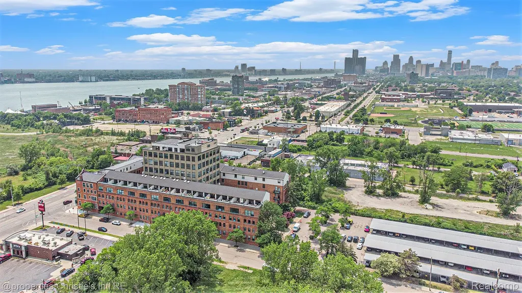 6533 E Jefferson Detroit City MI 48207
