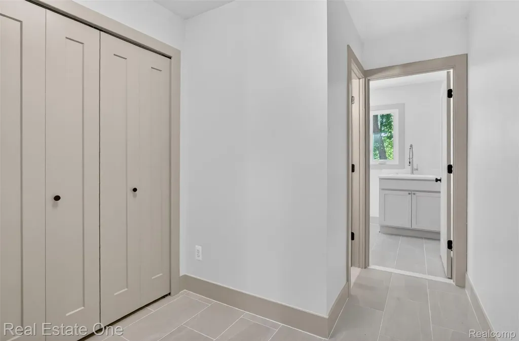 2141 Hickory Leaf Court N Rochester Hills City MI 48309
