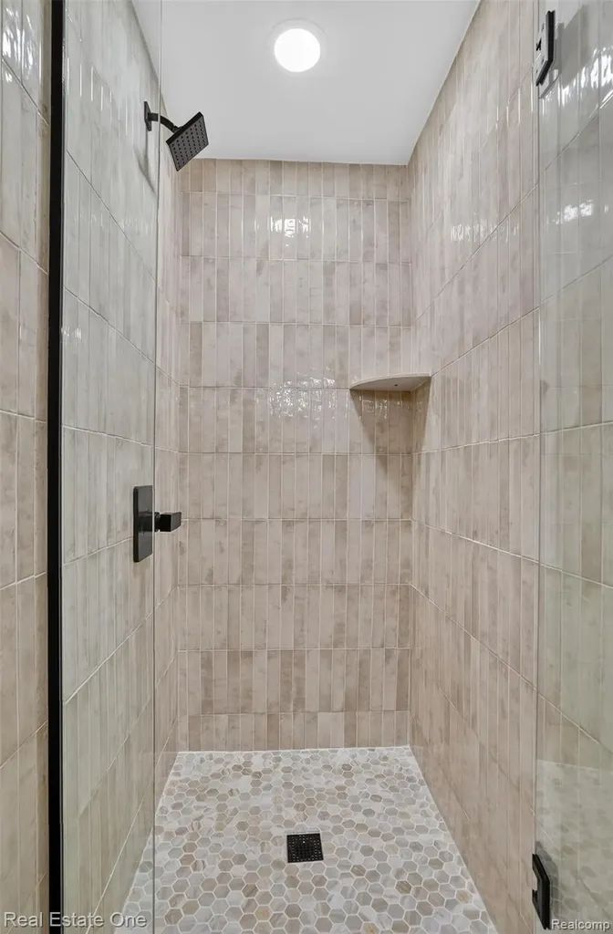 2141 Hickory Leaf Court N Rochester Hills City MI 48309