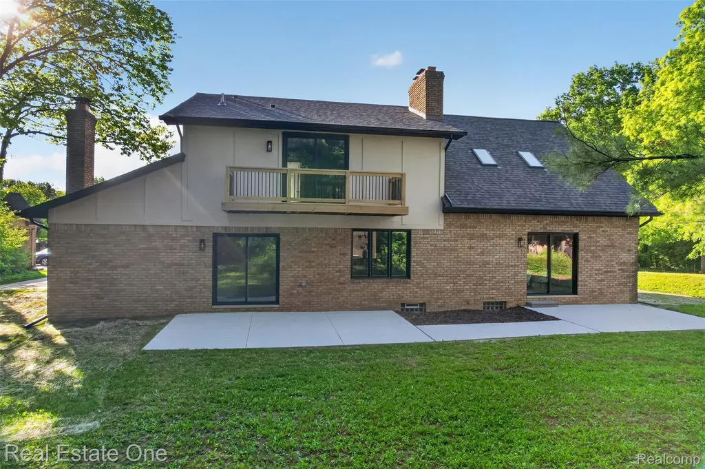 2141 Hickory Leaf Court N Rochester Hills City MI 48309