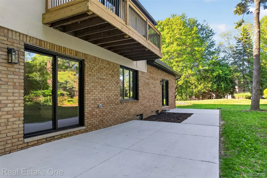 2141 Hickory Leaf Court N Rochester Hills City MI 48309