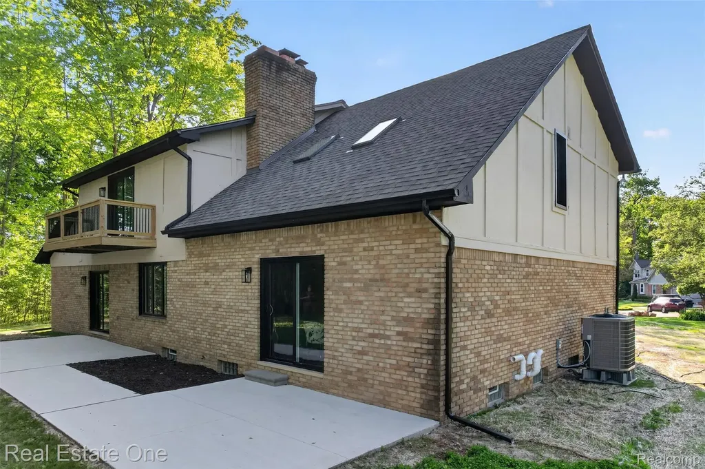 2141 Hickory Leaf Court N Rochester Hills City MI 48309