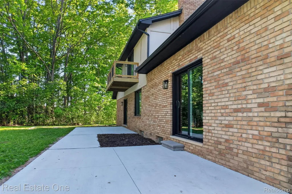 2141 Hickory Leaf Court N Rochester Hills City MI 48309