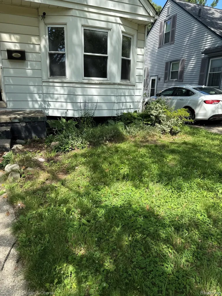 23431 Forest Street Oak Park City MI 48237