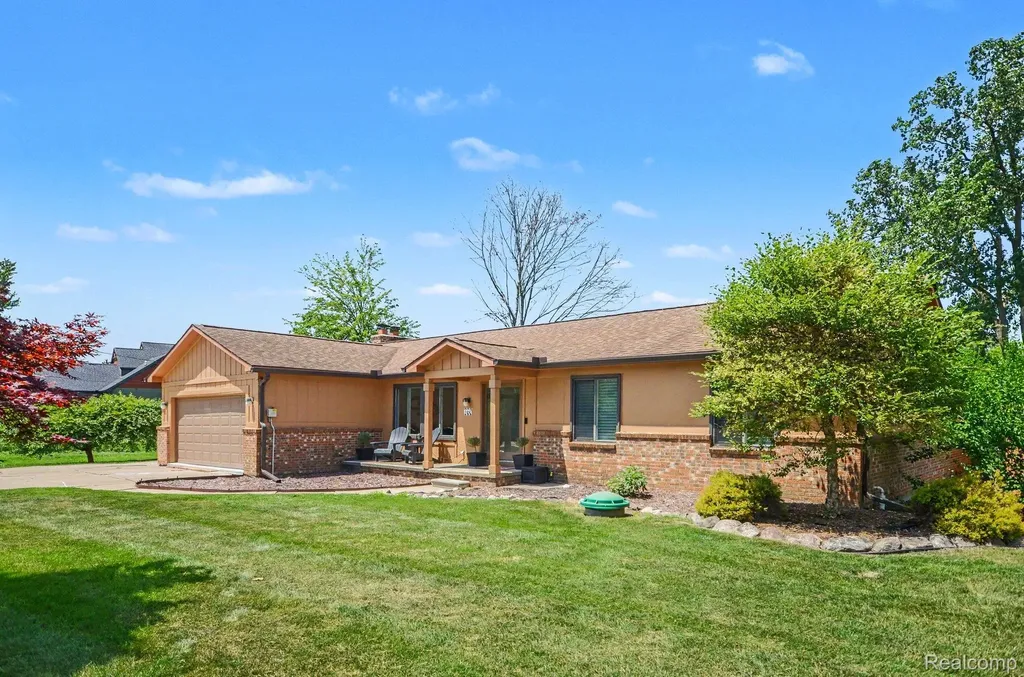 160 Wolverine Drive Wolverine Lake Village MI 48390