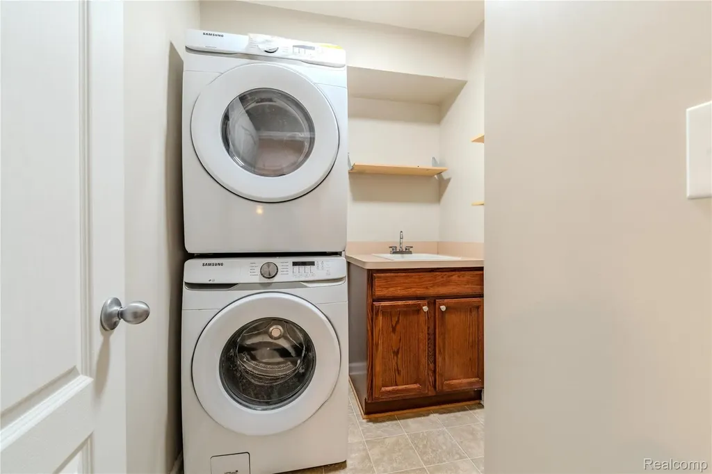 1030 Lorenzo Court Troy City MI 48085