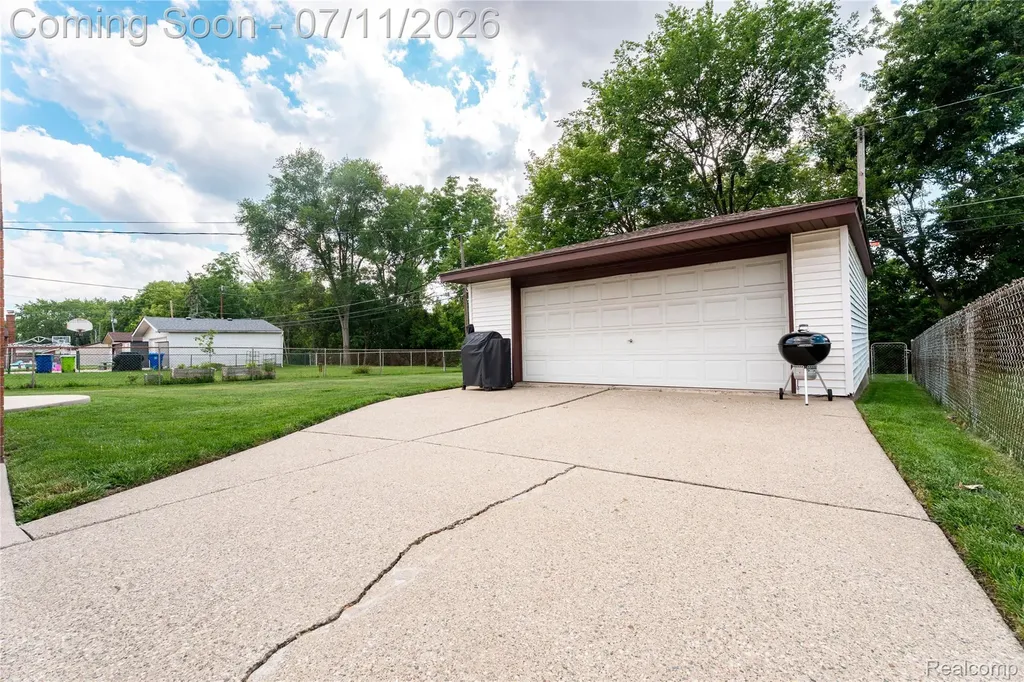 33755 Vista Way Fraser City MI 48026
