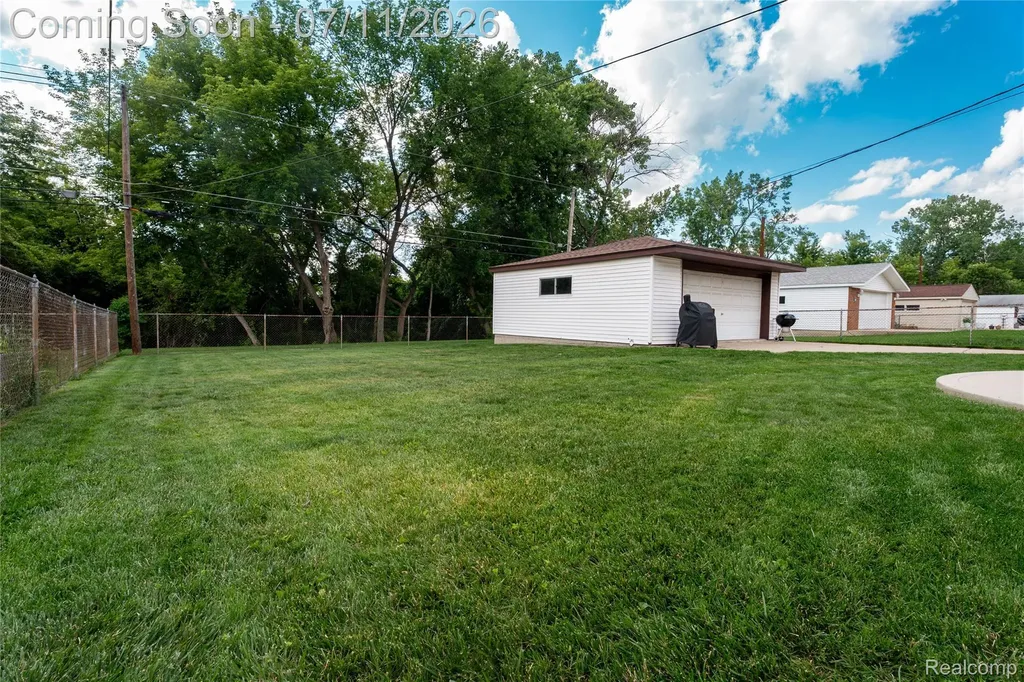 33755 Vista Way Fraser City MI 48026