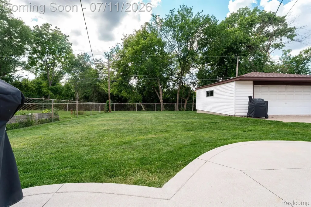 33755 Vista Way Fraser City MI 48026