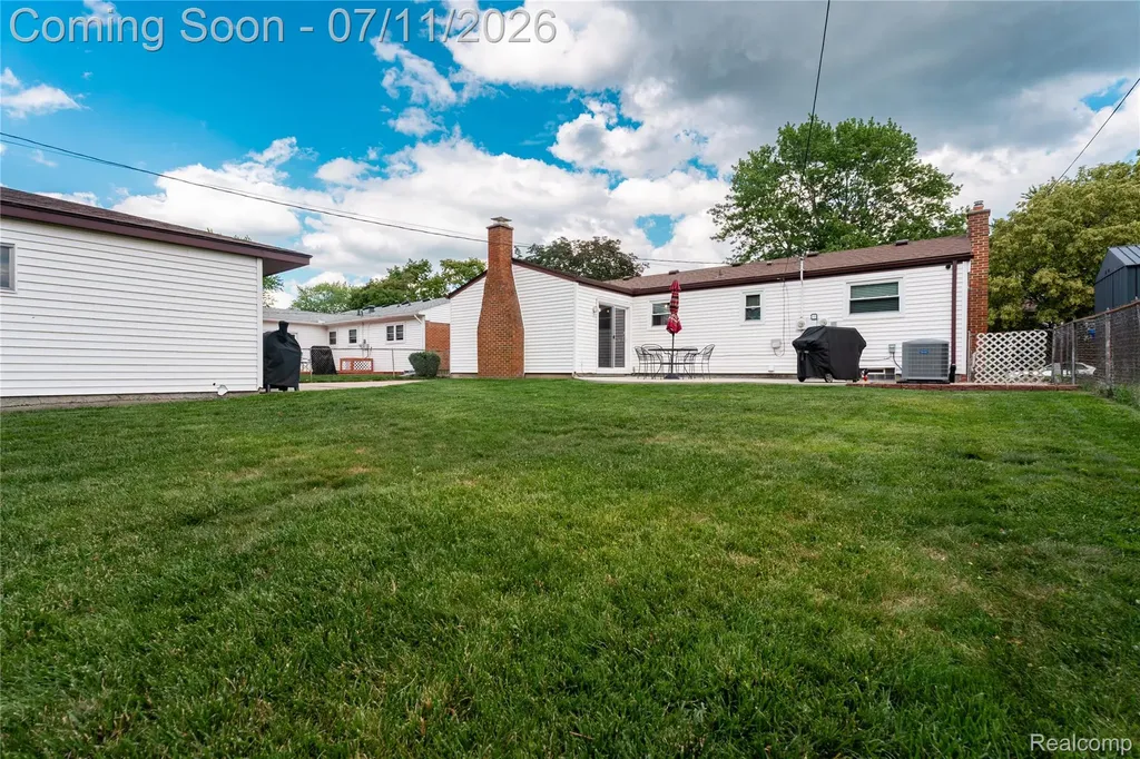 33755 Vista Way Fraser City MI 48026