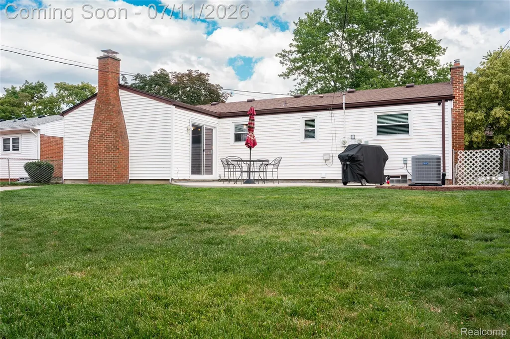 33755 Vista Way Fraser City MI 48026