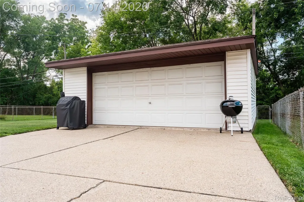 33755 Vista Way Fraser City MI 48026