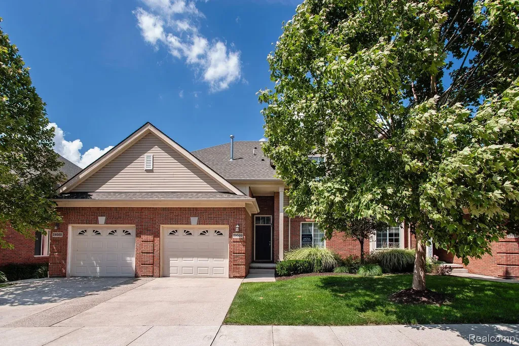 29509 Woodpark Circle Warren City MI 48092