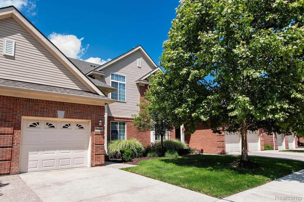 29509 Woodpark Circle Warren City MI 48092