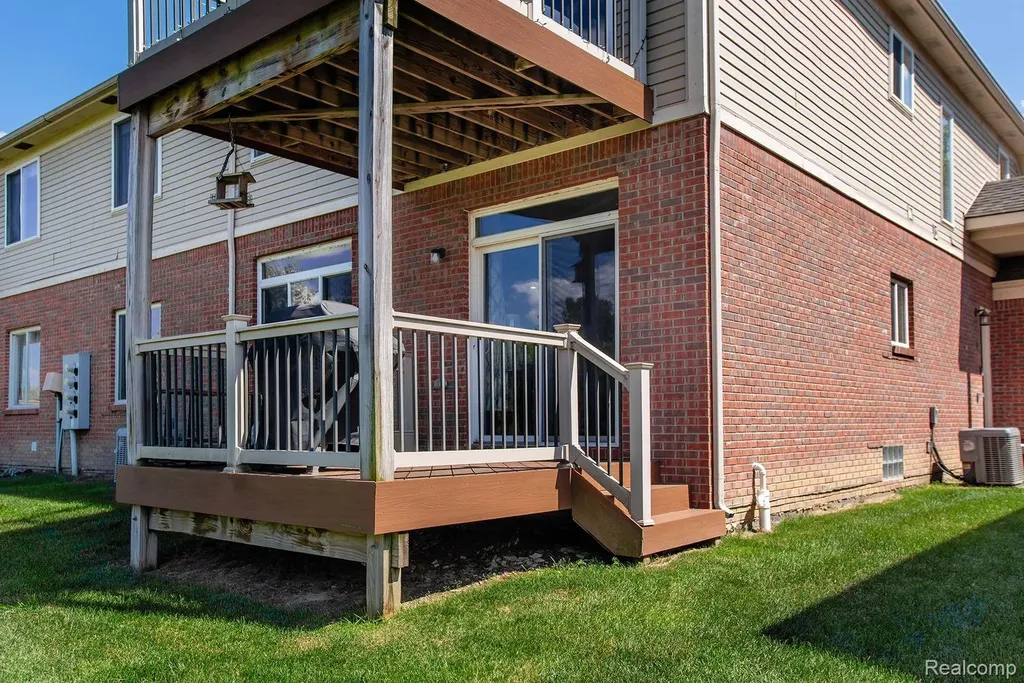 29509 Woodpark Circle Warren City MI 48092