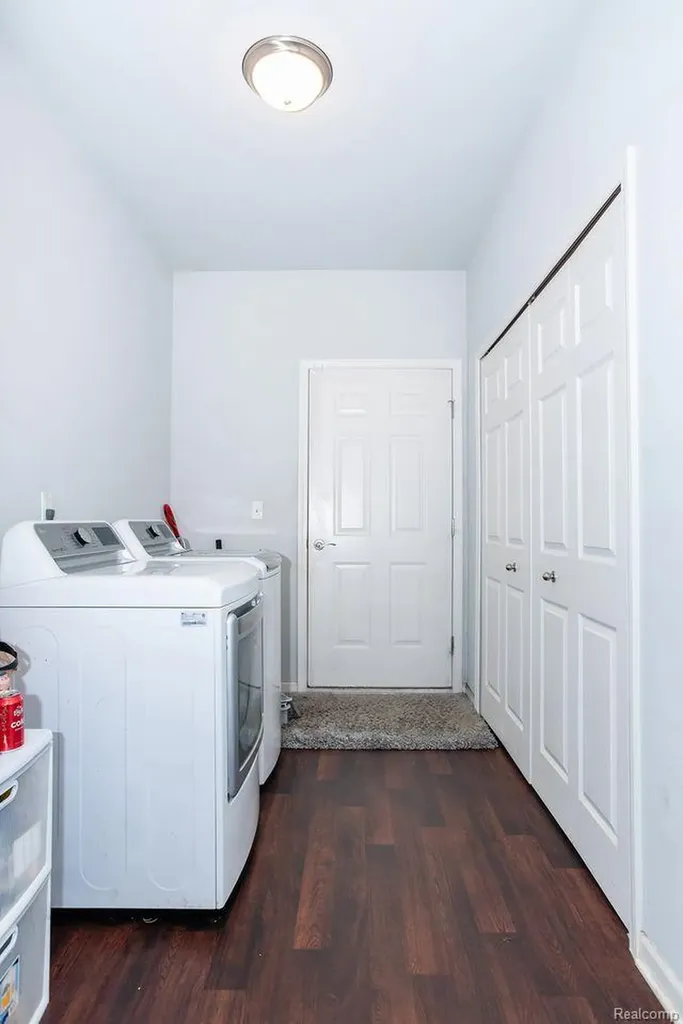29509 Woodpark Circle Warren City MI 48092